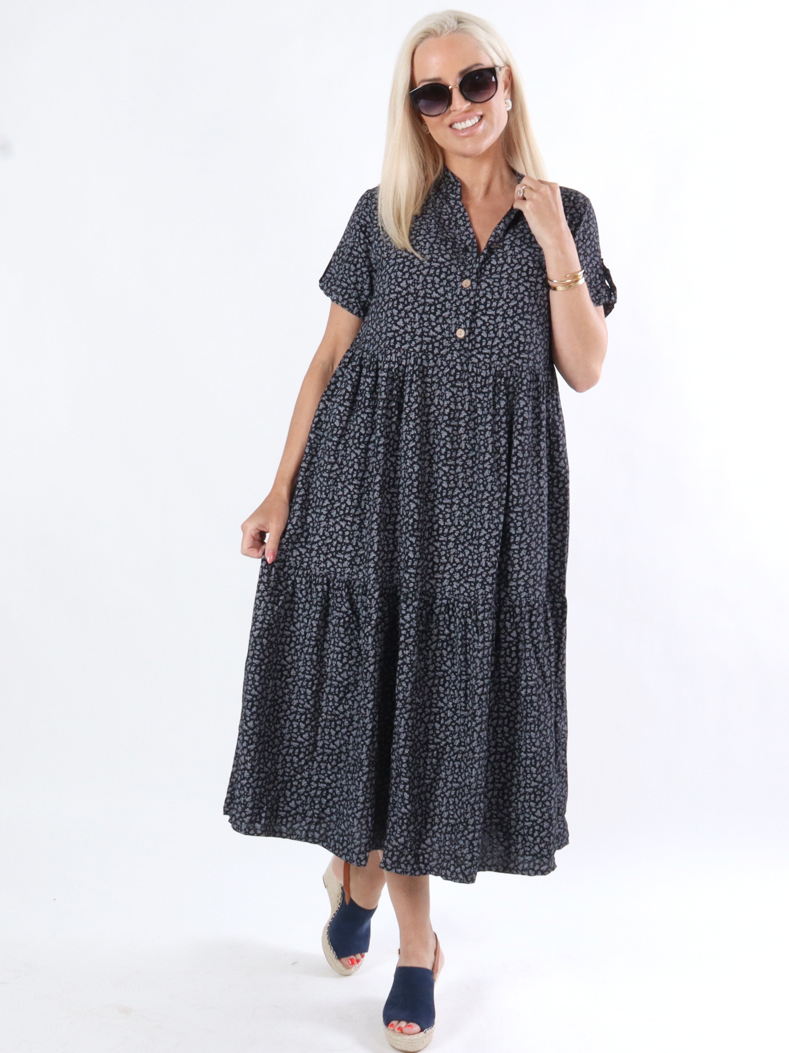 Barbara - Armygrøn kjole med blomsterprint og knapper ved bryst